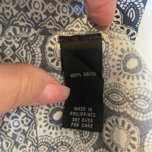 2 for 1.  Lot of two handkerchief hem high neck halter tops sz L paisley EUC - Picture 6 of 11